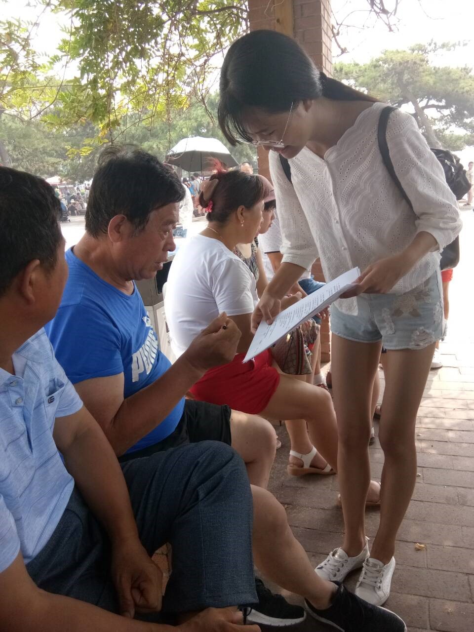 心理健康调研实践队在栈桥进行问卷调查 黄荷摄影
